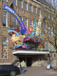 902886 Gezicht op het onlangs geplaatste lichtkunstwerk 'Intellectual heritage' van Maarten Baas, boven de ingang van ...